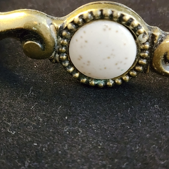 7 Pc Vtg Brass Porcelain Drawer Pulls Handles - Picture 5 of 9